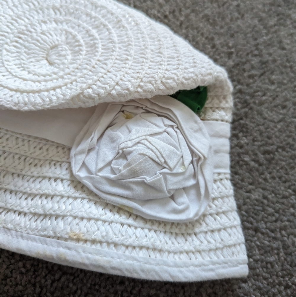 Charming Children's Place White Crocheted Sun Hat with Floral Detail - Size 4-6 - Picture 3 of 5